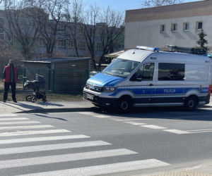 Kierowca seicento huknął w kobietę z wózkiem. Matka i dziecko trafili do szpitala 