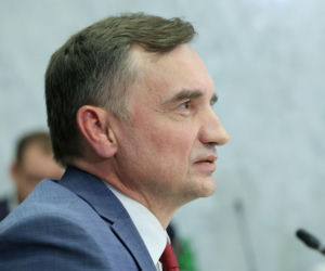 Wiceszef MSWiA o zatrzymaniu Zbigniewa Ziobry. Nie ma takiego miejsca, w którym bezpiecznie się ukryje