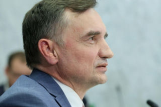 Wiceszef MSWiA o zatrzymaniu Zbigniewa Ziobry. Nie ma takiego miejsca, w którym bezpiecznie się ukryje