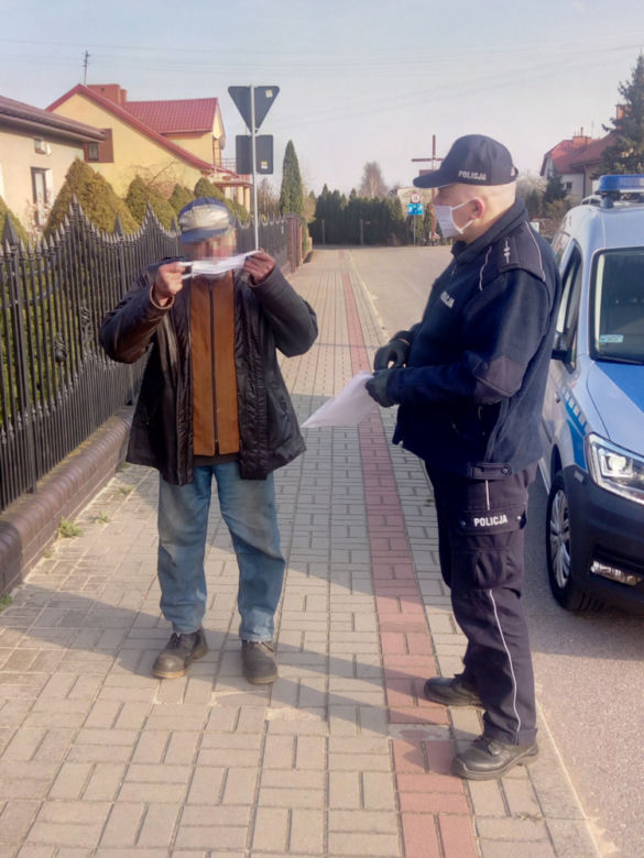Policjanci rozdają maseczki