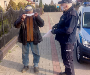 Policjanci rozdają maseczki