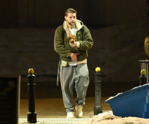 Sebastian Fabijański z pieskiem na spacerze