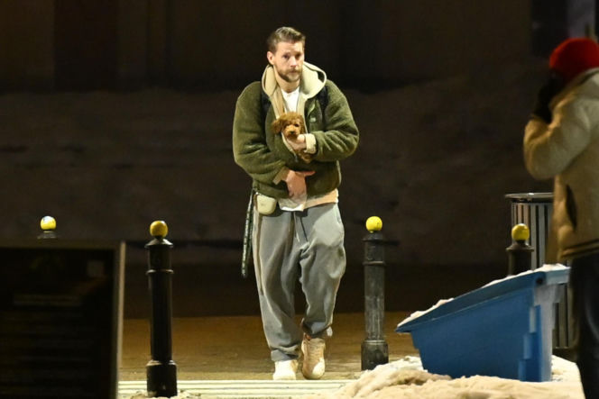 Sebastian Fabijański z pieskiem na spacerze