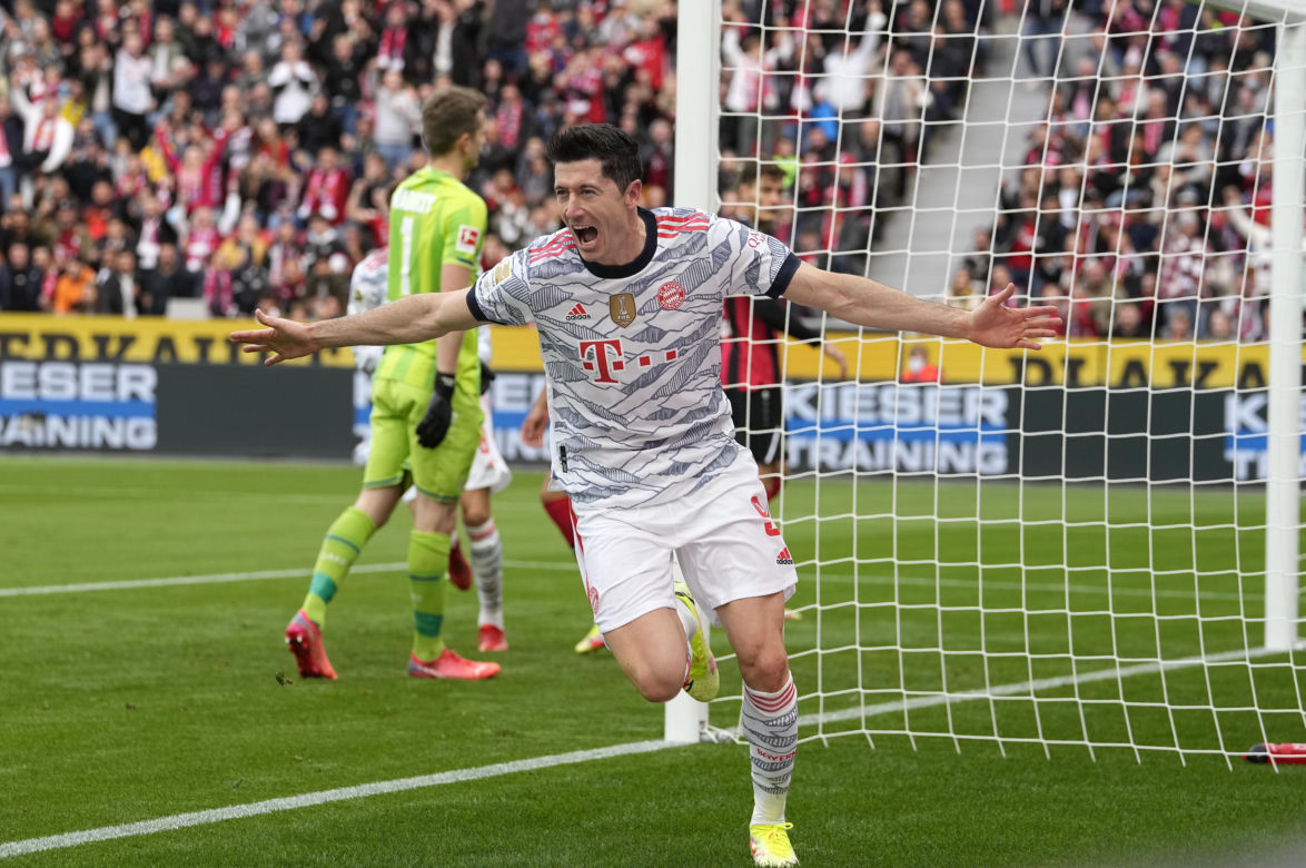 Robert Lewandowski na spacerze z rodziną