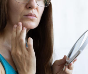 Zaczyna się od zimnych napojów, kończy na sercu. Naukowcy ostrzegają osoby po 60. roku życia