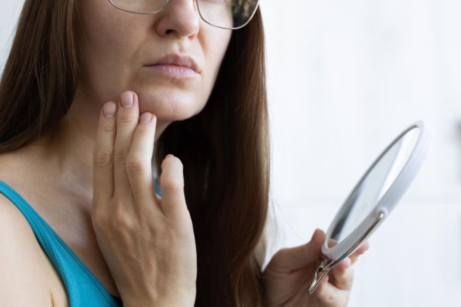 Zaczyna się od zimnych napojów, kończy na sercu. Naukowcy ostrzegają osoby po 60. roku życia