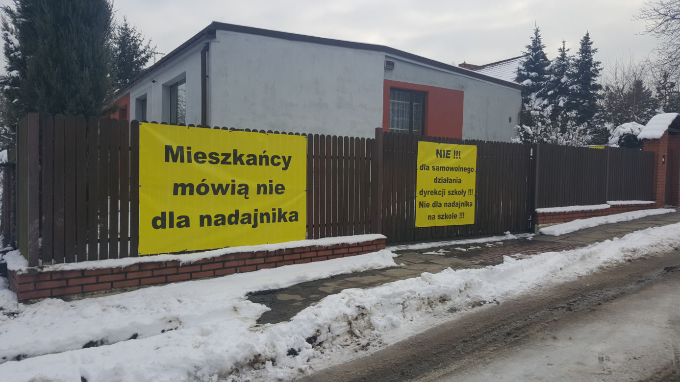 Mieszkańcy Dąbrowy Górniczej nie chcą masztu nadawczego na budynku szkoły