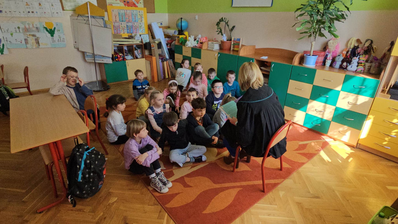 W szkołach czytają bajki o Misiu Adwokacie [GALERIA]