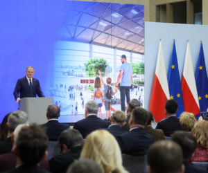 Donald Tusk dobitnie o CPK: repolonizacja gospodarki i rozliczanie błędów. Jest oficjalna nazwa Portu [GALERIA]