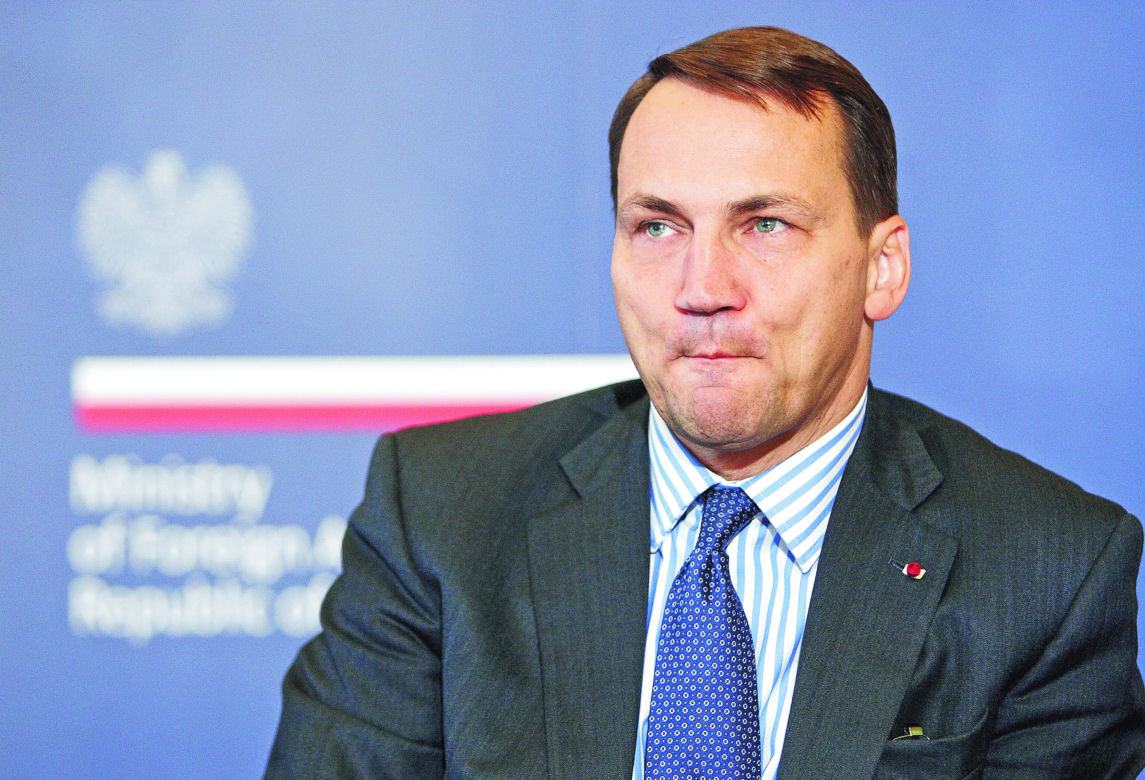 Wipler oskarża: Sikorski palił trawę