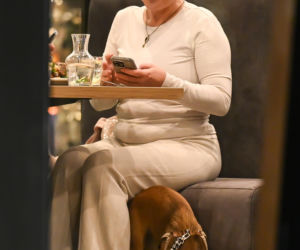 Monika Richardson z dzieckiem i pieskiem