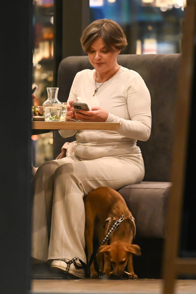 Monika Richardson z dzieckiem i pieskiem