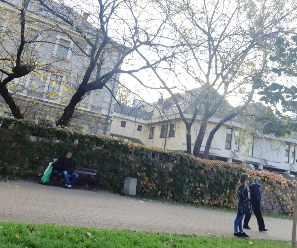 Bezdomny koczuje w centrum Tarnowa