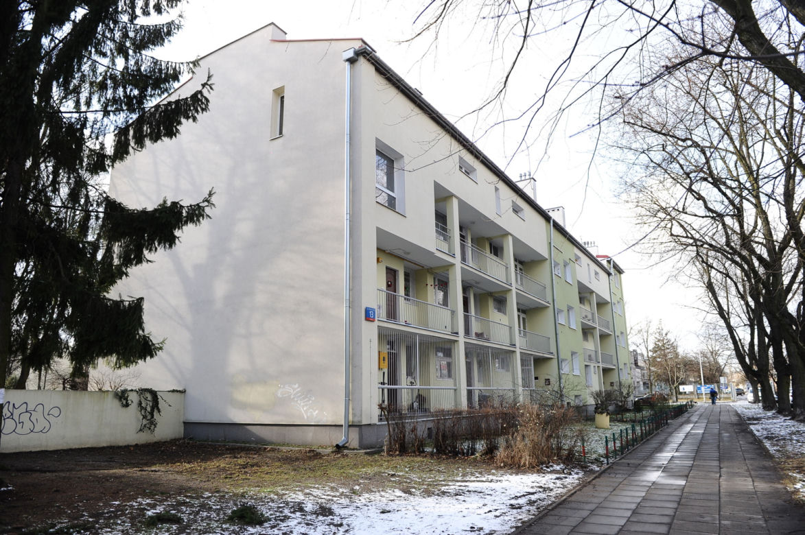 Grasują z odurzającymi maseczkami!? Mieszkańcy Pragi przerażeni. Spółdzielnia ostrzega przed zuchwałymi złodziejami