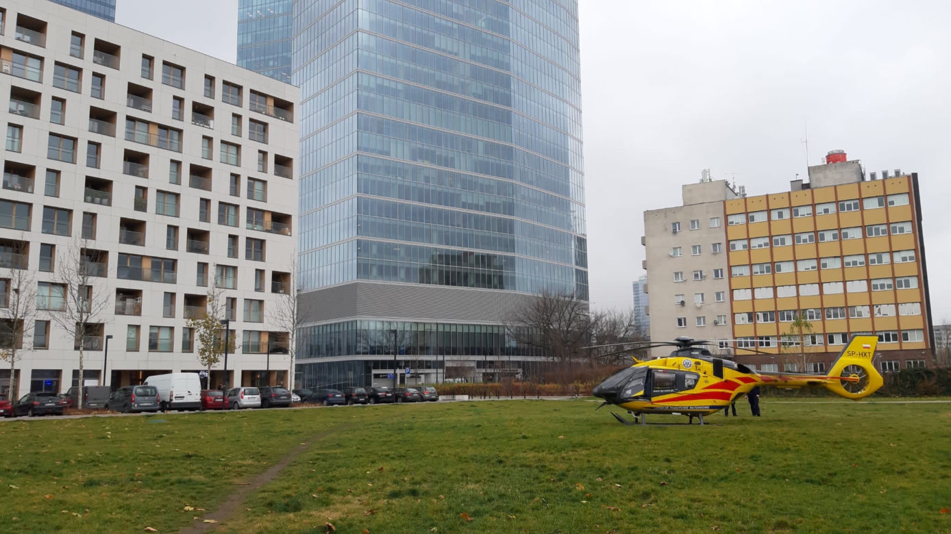Atak padaczki w metrze. Śmigłowiec LPR lądował w centrum Warszawy