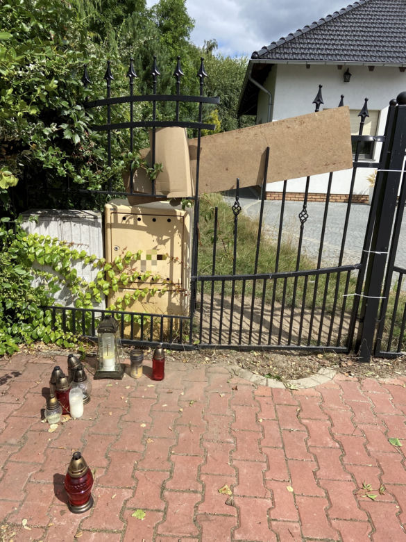 Zawisła na płocie i zmarła