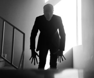 12-latka dźgnęła koleżankę, bo kazała jej postać z bajki. Jest na wolności!