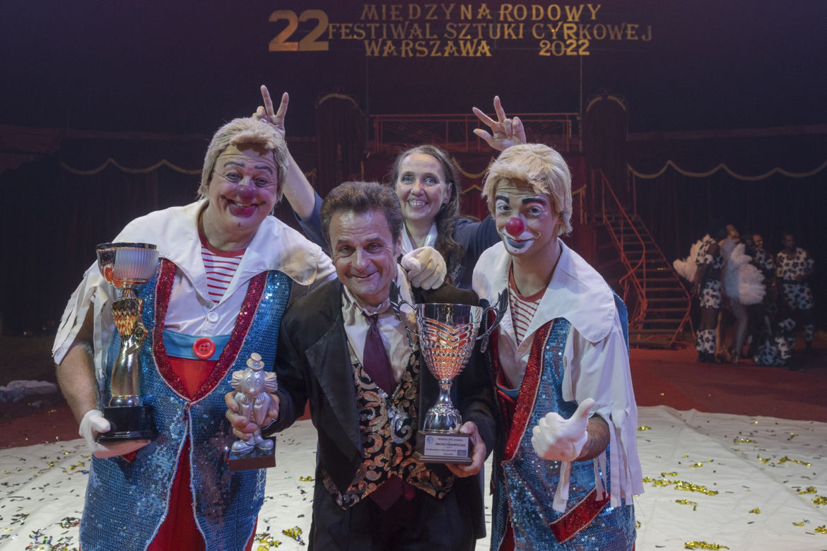 Psikus zrobiony klaunom też bawi