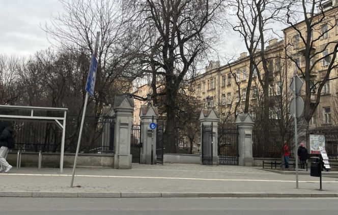 Napad w Lublinie. 17-latek w kominiarce zabrał niedopite piwo