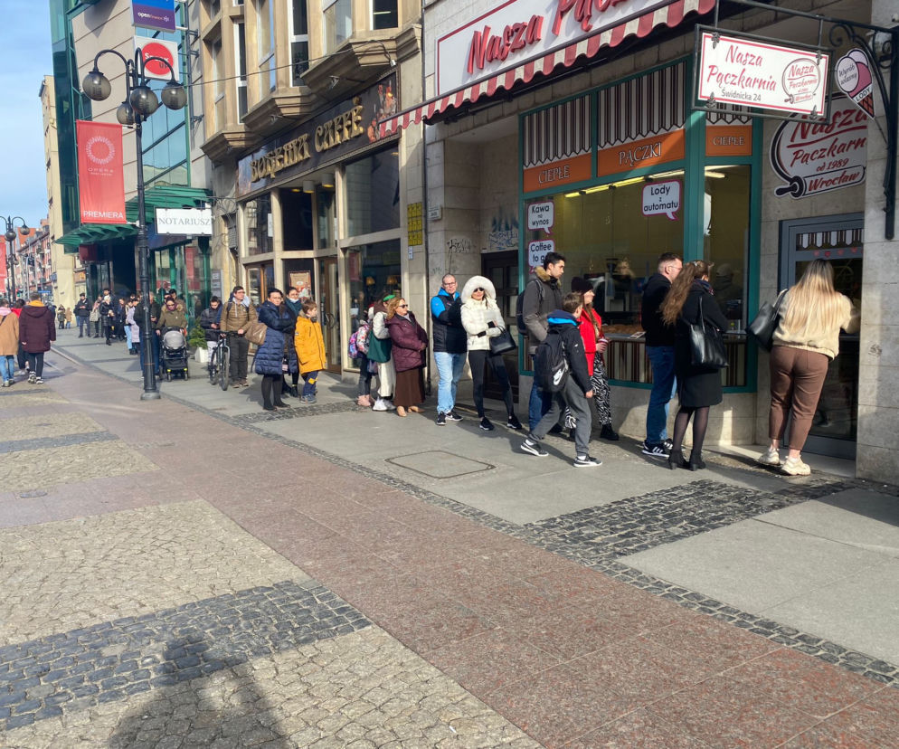Tak wrocławianie obchodzili Tłusty Czwartek. Nie starczyło pączków! [ZDJĘCIA]