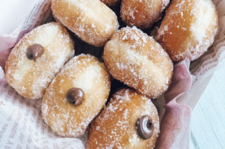 Te mini pączki z air fryera znikają w 5 minut. Sekret? Krem czekoladowy