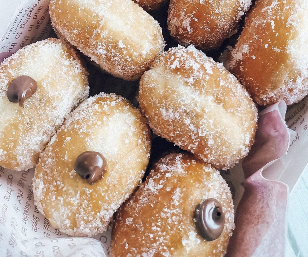 Te mini pączki z air fryera znikają w 5 minut. Sekret? Krem czekoladowy