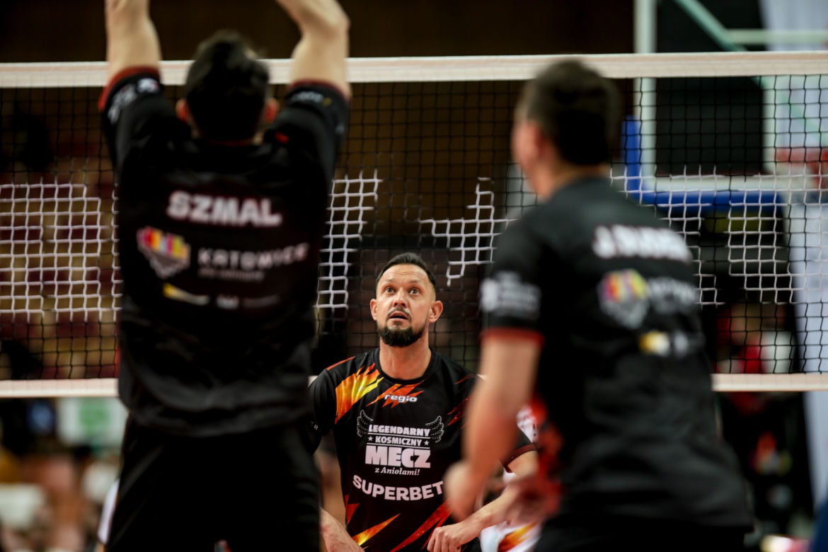 Legendarny Kosmiczny Mecz z Aniołami w Spodku: Gwiazdy zagrały dla Domu Aniołów Stróżów 