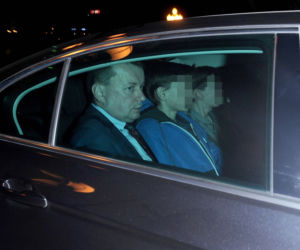 BŁASZCZAK WOZI DZIECI DO KINA RZĄDOWA LIMUZYNĄ