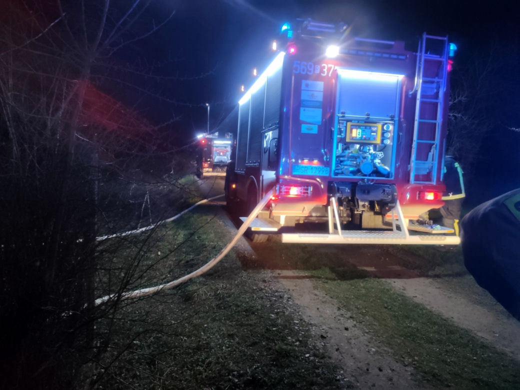 Pożar domu w Kozłówku. Nie żyje mama dwójki dzieci [GALERIA]