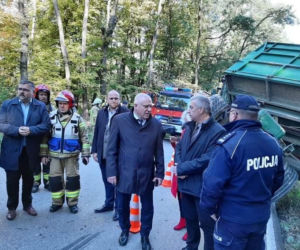 Pod Bochnią ciągnik zderzył się z busem przewożącym niepełnosprawnych. Nie żyje jedna osoba