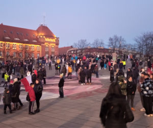 Szczecin solidarny z Ukrainą. Manifestacja na placu Solidarności