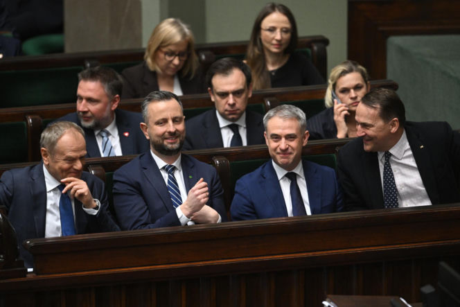 Sikroski bez hamulców do Macierewicza: Antek świrze!