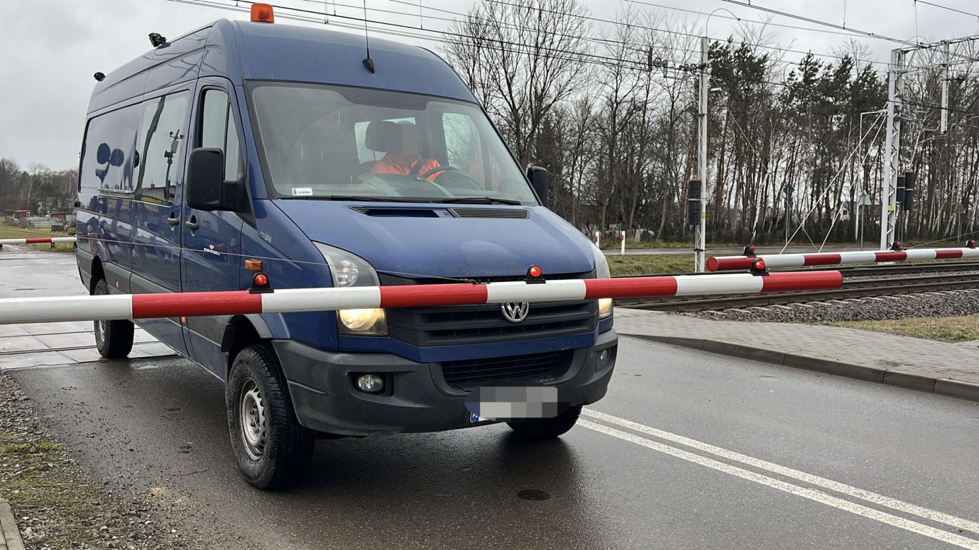 Kierowca dostawczaka wyłamał szlaban. Tak PKP promuje kampanię "Bezpieczny Przejazd"
