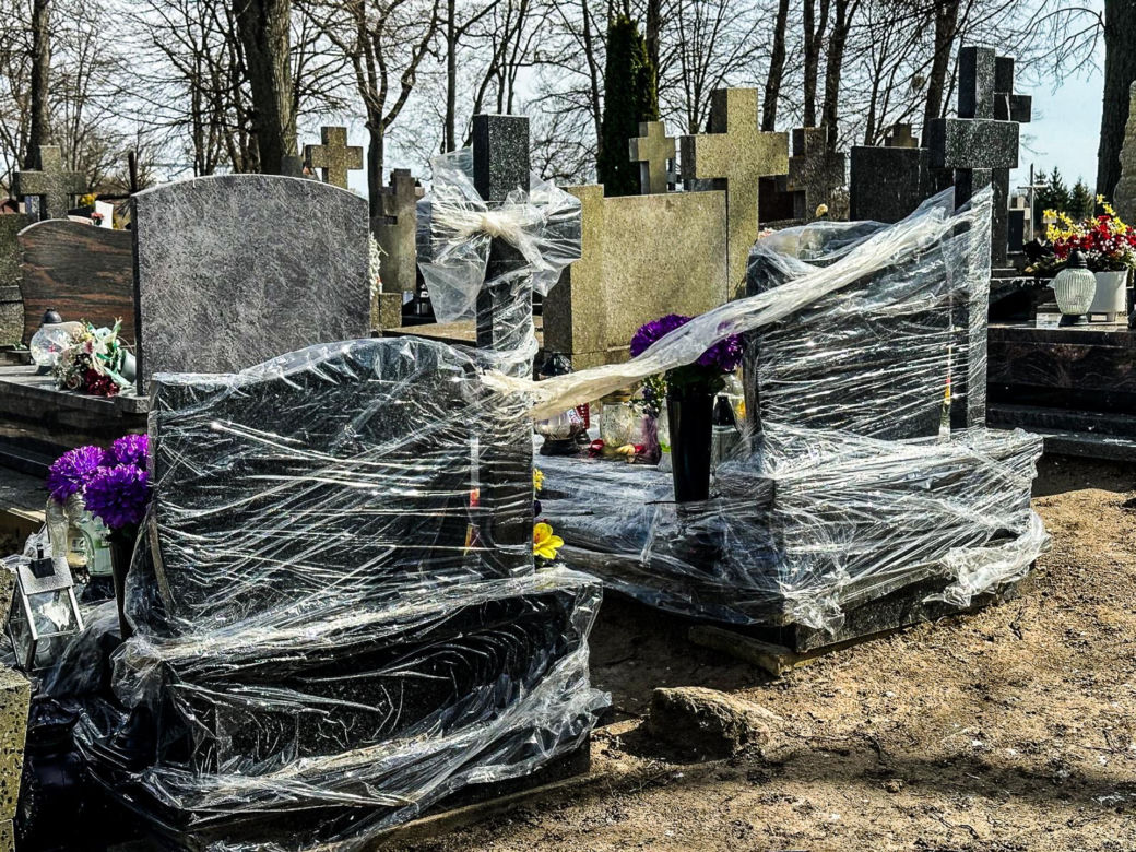 Ptasi terror w Jezioranach! Cmentarz tonie w odchodach, a mieszkańcy są bezradni. „Groby trzeba owijać folią!”