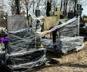 Ptasi terror w Jezioranach! Cmentarz tonie w odchodach, a mieszkańcy są bezradni. „Groby trzeba owijać folią!”