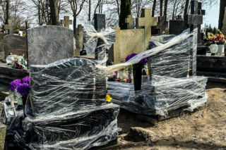 Ptasi terror w Jezioranach! Cmentarz tonie w odchodach, a mieszkańcy są bezradni. „Groby trzeba owijać folią!”