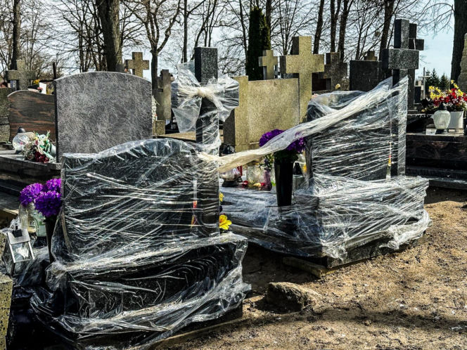 Ptasi terror w Jezioranach! Cmentarz tonie w odchodach, a mieszkańcy są bezradni. „Groby trzeba owijać folią!”