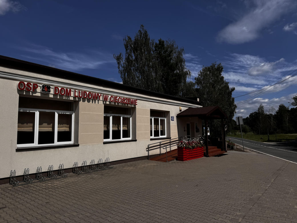Siedziba Uniwersytetu w Wilkowyjach to remiza - dom ludowy w Cieciszewie pod Piasecznem