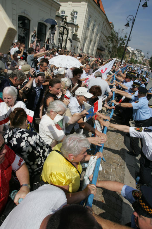 Nieudana próba przeniesienia krzyża sprzed Pałacu 3.08.2010