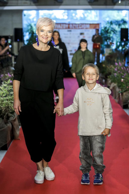 Aktorki, wokalistki i dziennikarki zadały szyku w pokazie mody "Gwiazdy Dzieciom"