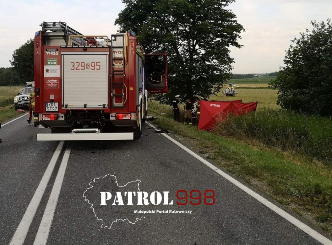 Śmiertelny wypadek pod Krakowem. Czołowe zderzenie dwóch aut. Jedna ofiara, sześć osób rannych [ZDJĘCIA]