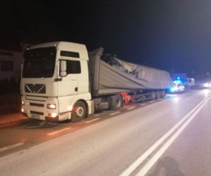 Świętokrzyskie: Metalowe pręty PRZEBIŁY szybę mercedesa. Scena jak z horroru