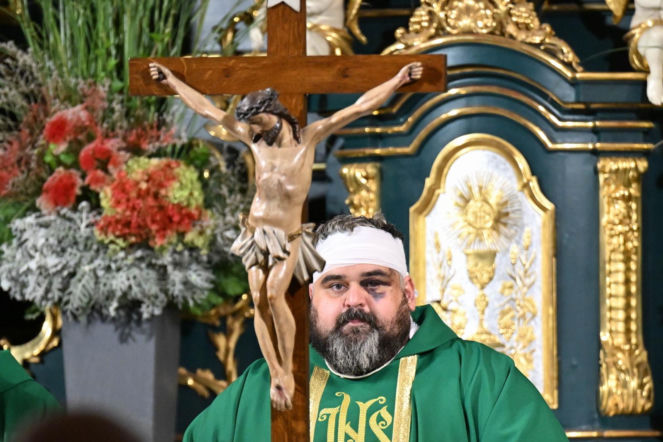 Poruszające sceny w Jarosławiu. Ranny w ataku ksiądz stanął przy ołtarzu