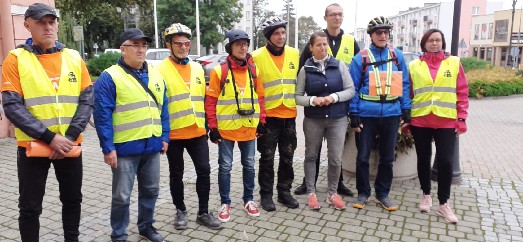 Pomarańczowi rowerzyści najechali zamek w Szymbarku