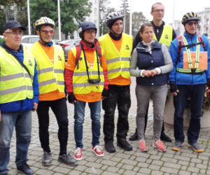 Pomarańczowi rowerzyści najechali zamek w Szymbarku