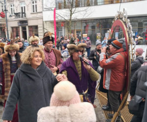 Polonez dla Łodzi. Taneczny korowód maturzystów przeszedł ulicą Piotrkowską