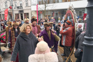 Polonez dla Łodzi. Taneczny korowód maturzystów przeszedł ulicą Piotrkowską