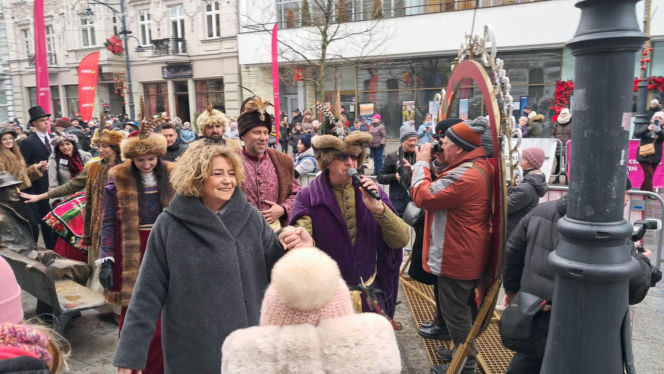 Polonez dla Łodzi. Taneczny korowód maturzystów przeszedł ulicą Piotrkowską