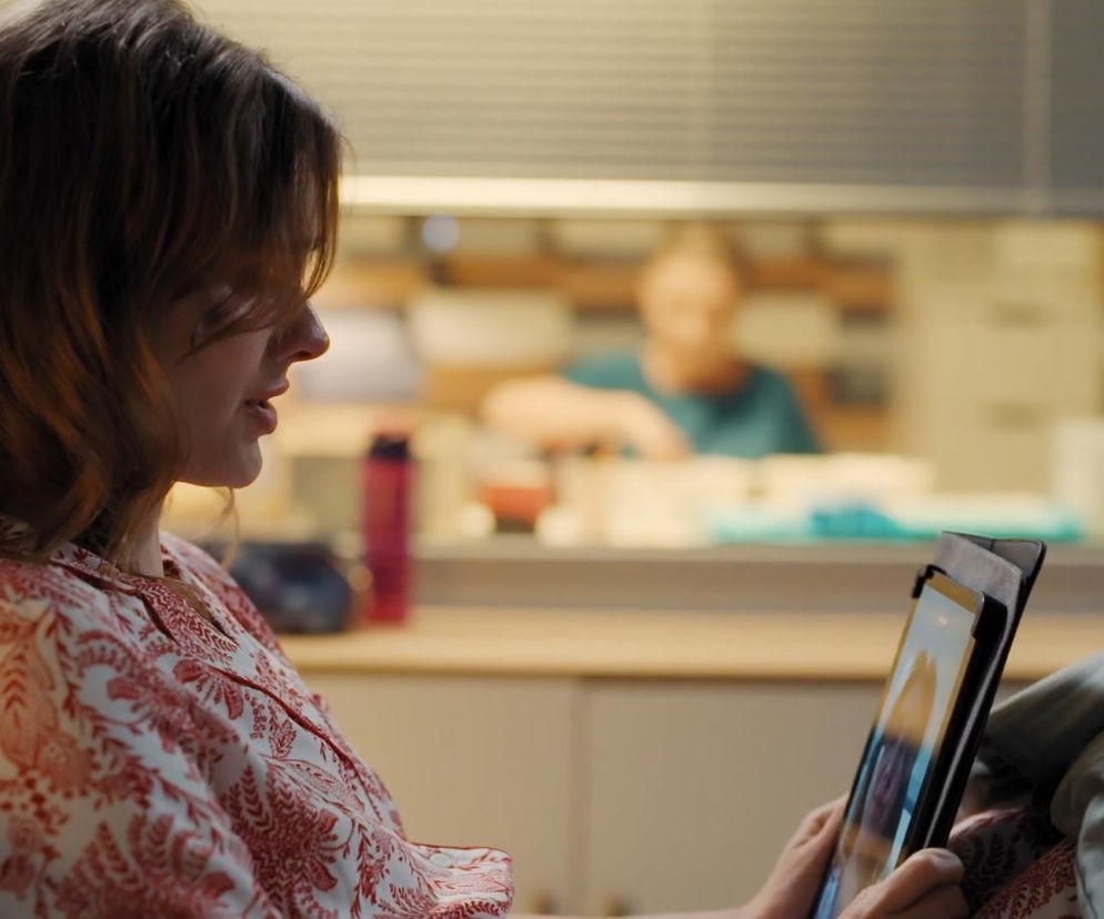 Franka Zduńska (Dominika Kachlik) w szpitalnym łóżku w piżamie, nagrywająca ostatnią wiadomość dla Pawła na tablecie, z zaniepokojoną miną. Kobieta ma przed sobą ważne wyznanie i to, co mówi, pozostanie z nim na zawsze. Więcej o Super Serialach znajdziesz u nas.