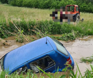 Wypadek w powiecie strzelińskim: Volkswagen wypadł z drogi i wpadł do rzeki